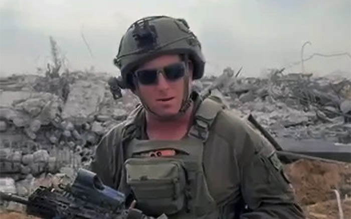 IDF-Soldat vor zerstörten Strukturen in Rafah während einer Operation