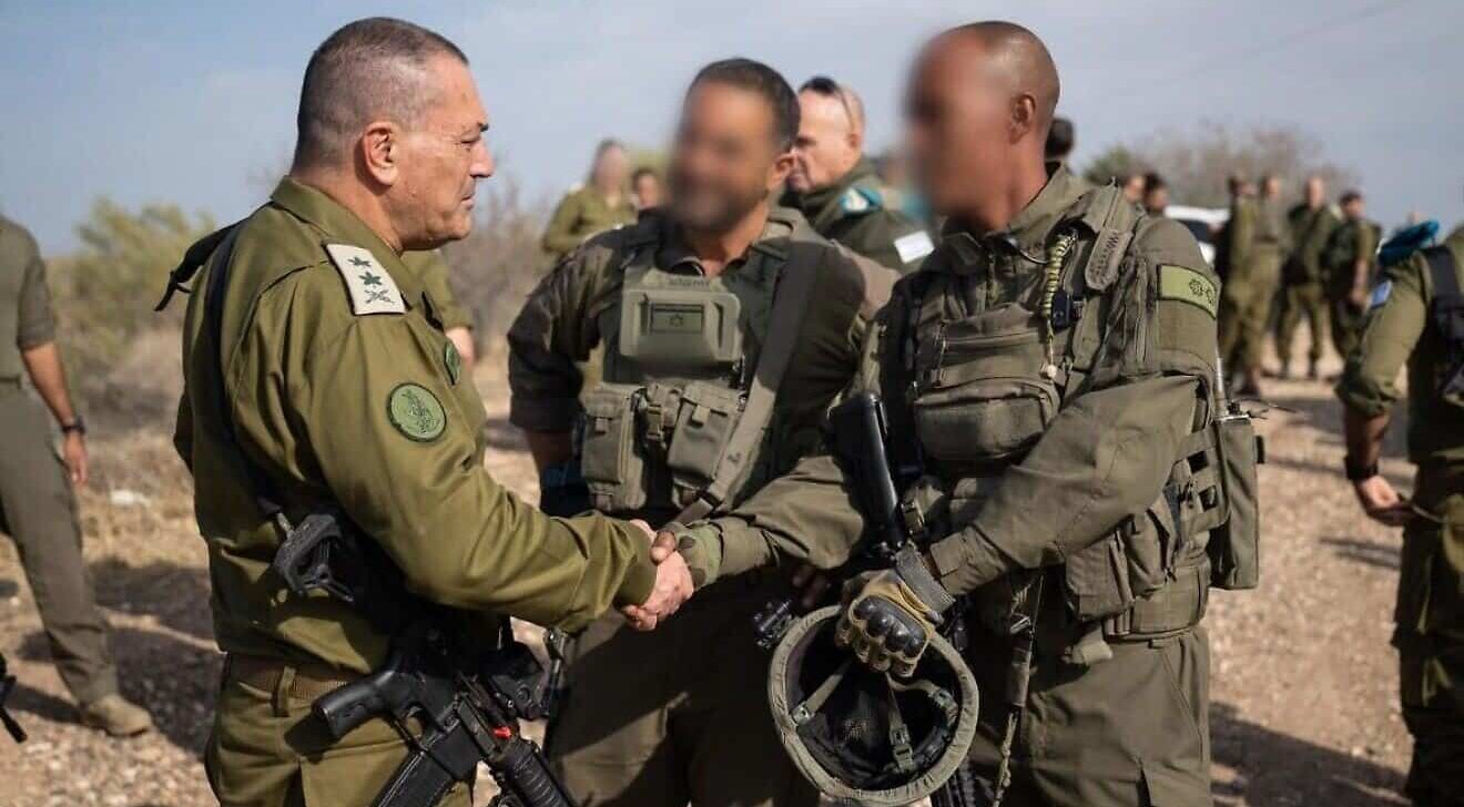 Yellow Line Gaza: Was Israels operative Linie wirklich bedeutet 1 IDF-General schüttelt Soldaten die Hand während eines Truppenbesuchs in Gaza