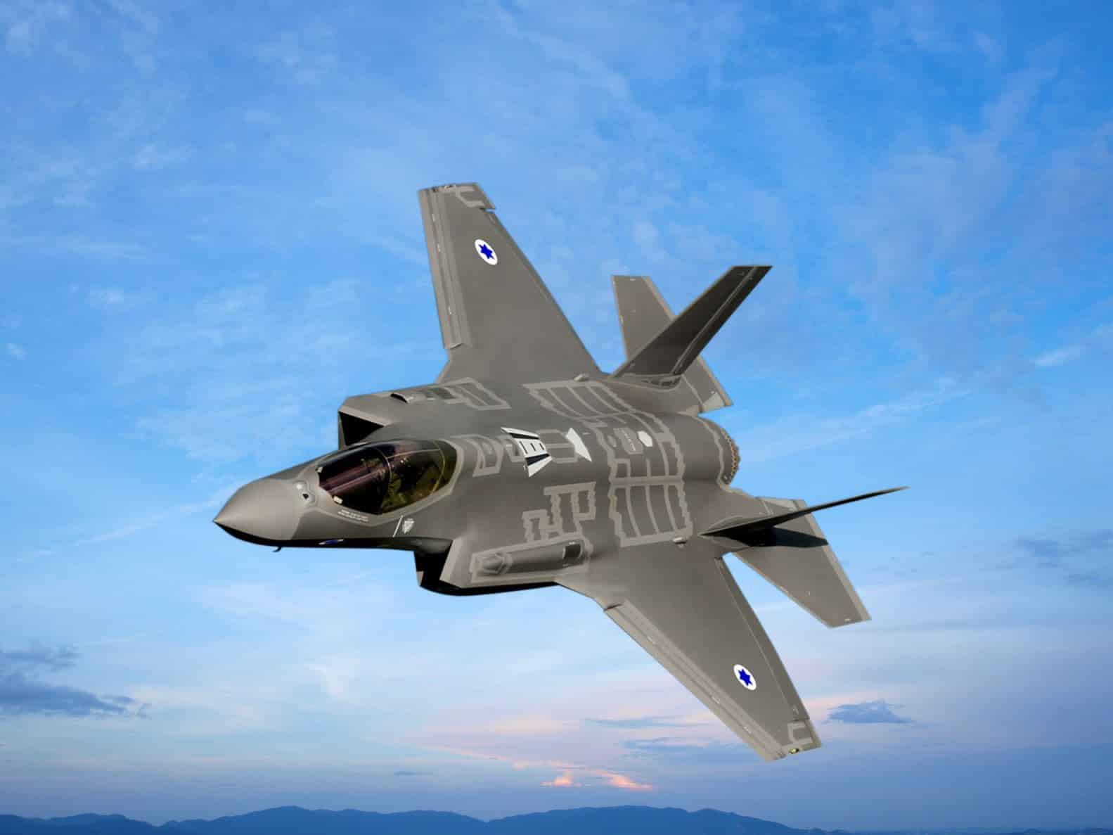 Israels Schlag gegen den Iran - F-35 Operation legt IRGC-Strukturen lahm 1 F‑35‑Kampfjet der israelischen Luftwaffe im Flug vor blauem Himmel, leicht von schräg vorne oben aufgenommen.