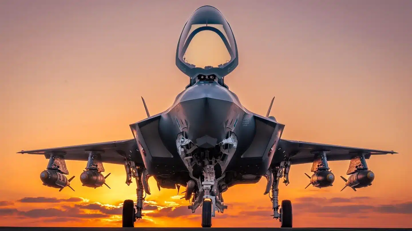 Israels Schlag gegen den Iran - F-35 Operation legt IRGC-Strukturen lahm 5 Kampfjet vom Typ F‑35 frontal am Boden, stark bewaffnet, im Gegenlicht eines orangefarbenen Sonnenuntergangs